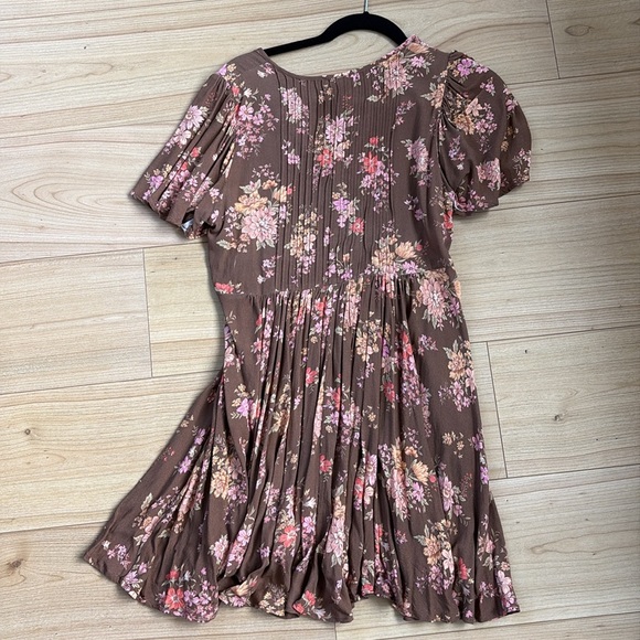 Meadowland Flutter Sleeve Mini Dress in Hazelnut
SPELL size S - Picture 3 of 4